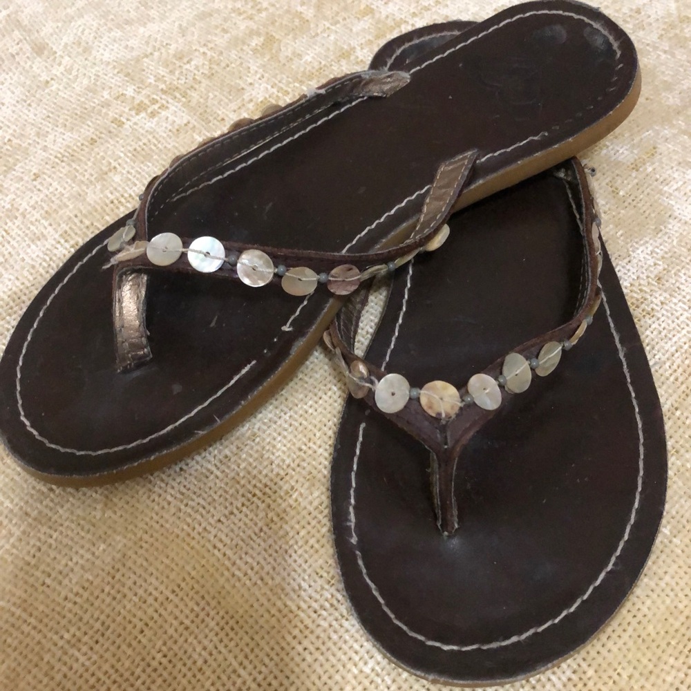 Roxy 🟤Brown🟤 Sandals with White Buttons -Size 6️⃣ - Picture 3 of 3